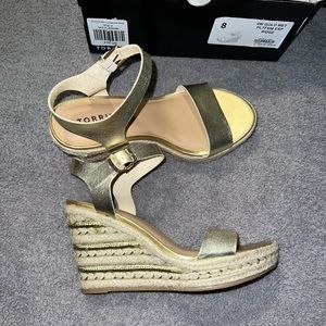 NIB Torrid Gold Faux Leather Espadrille Platform Wedge Wide Size 8